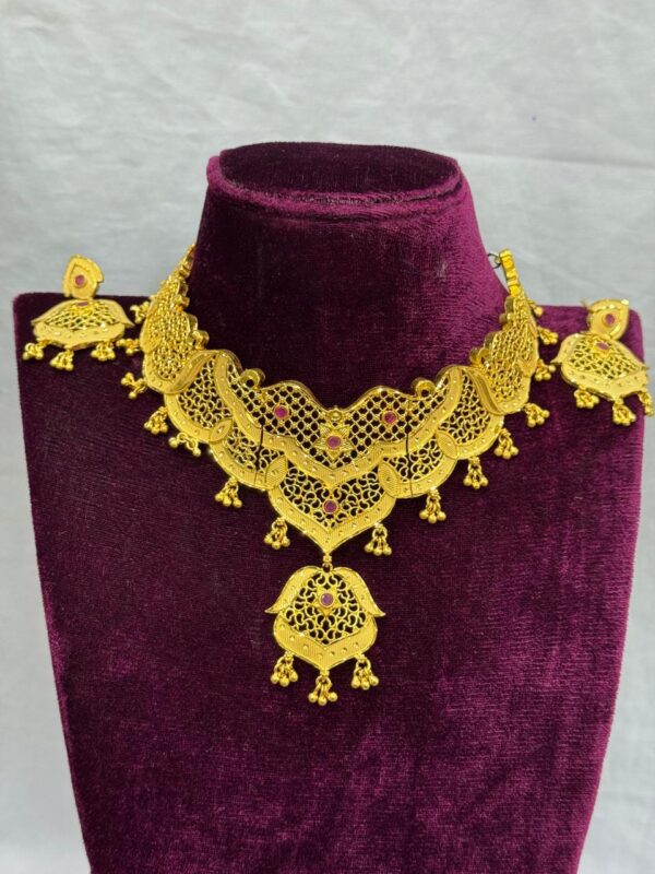 Simple & Elegant 1.5 GM Choker with Matching Earrings